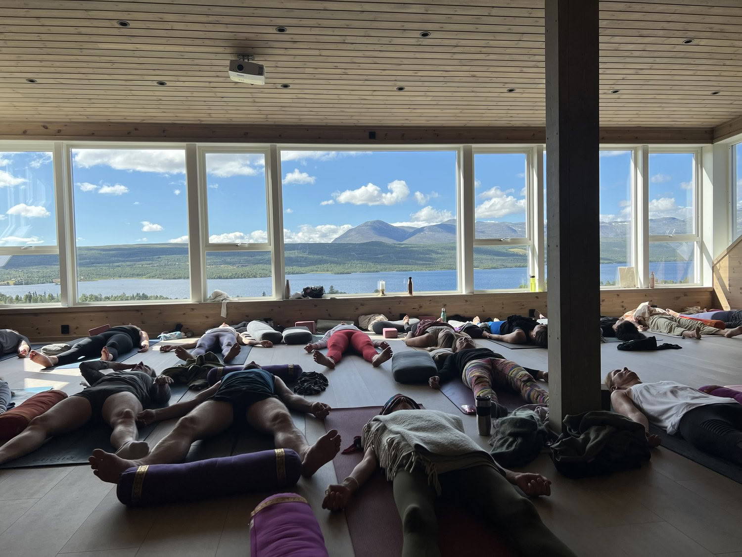 Aliento de otoño: un retiro de yoga restaurativo para aliviar el estrés