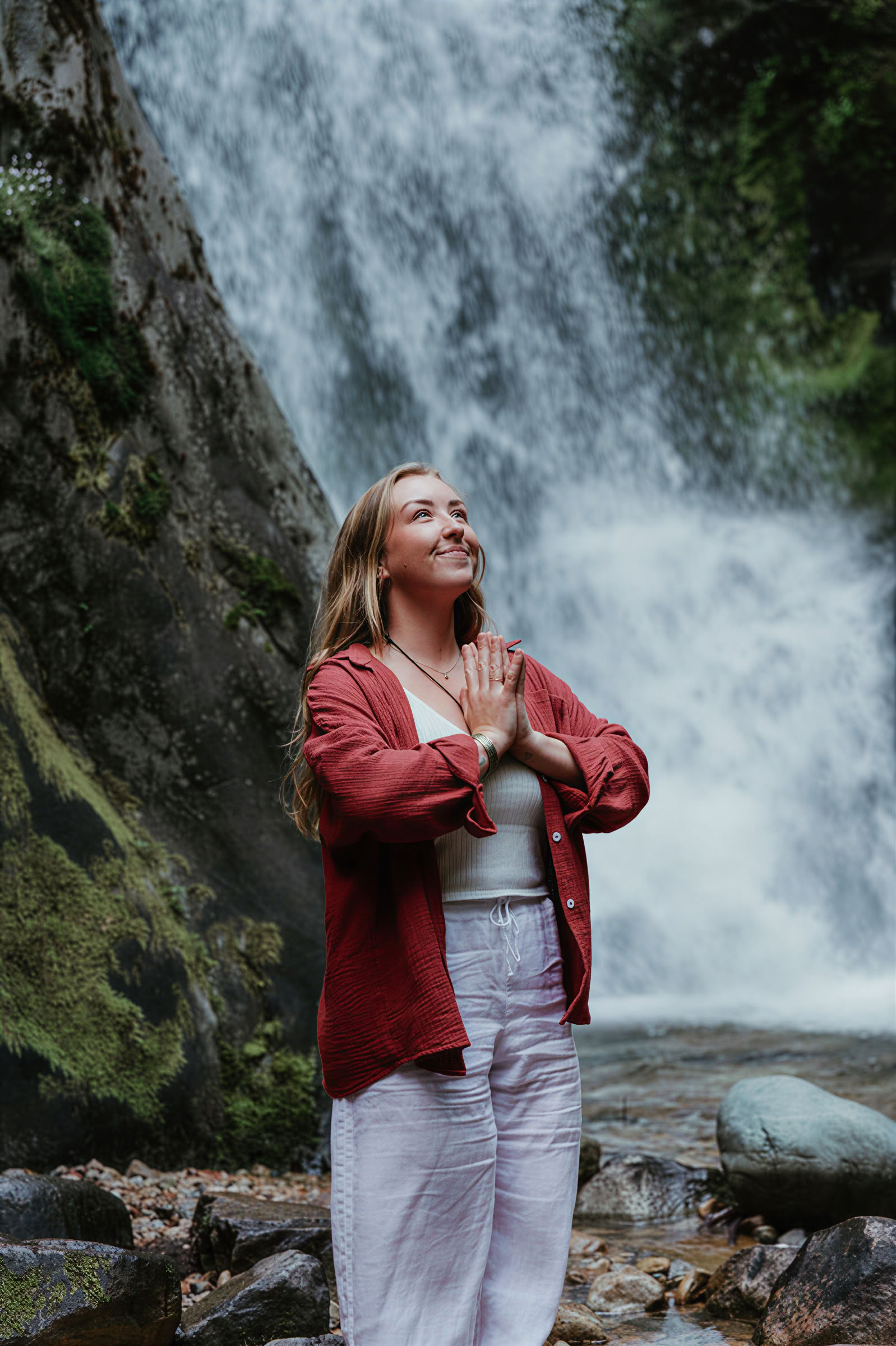 Un retiro de terapia de yoga basado en la naturaleza