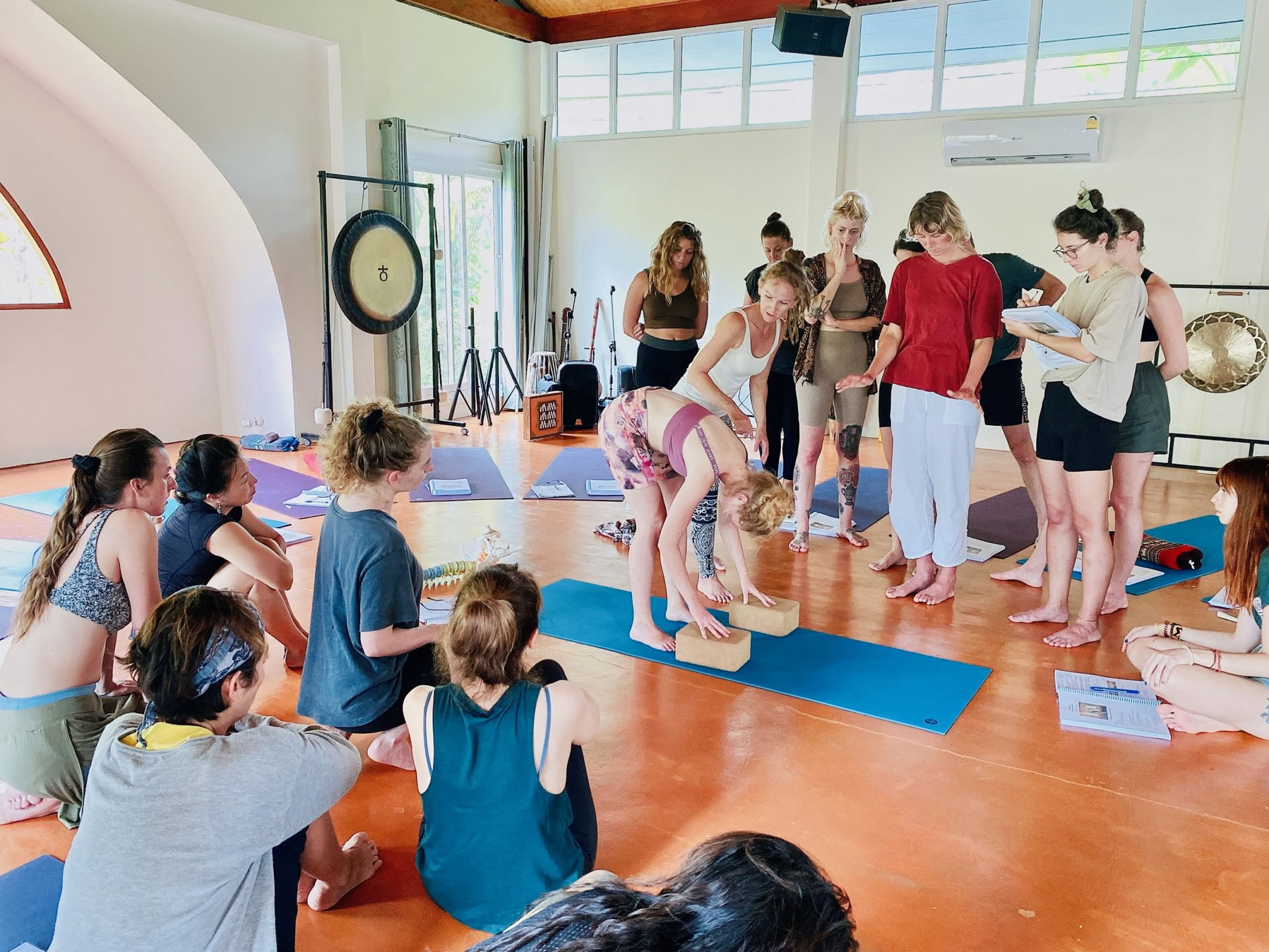 Formación de Profesores de Yoga Holística y Terapia de Sonido de 200 Horas