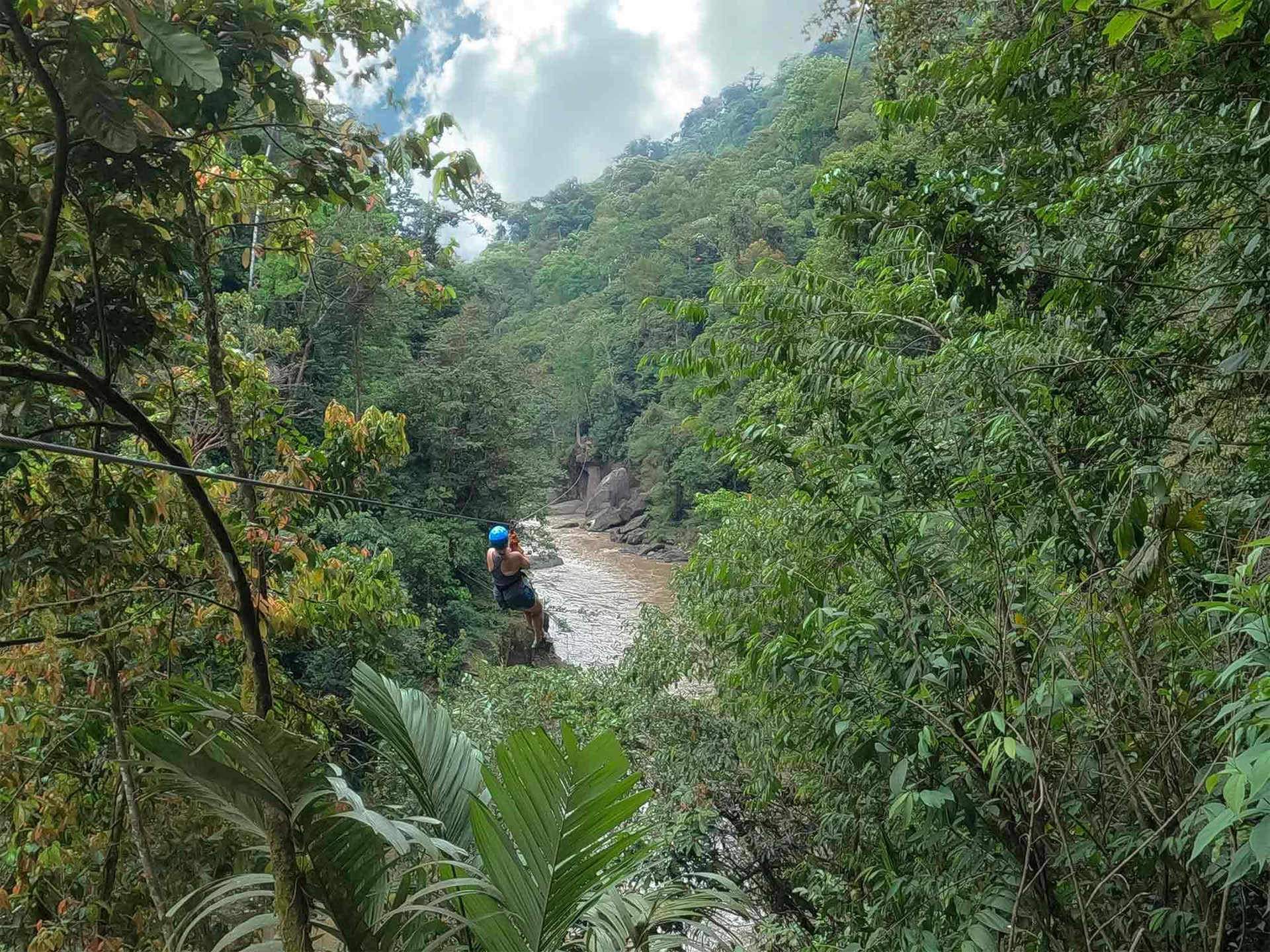 Tirolesa en el río Pacuare