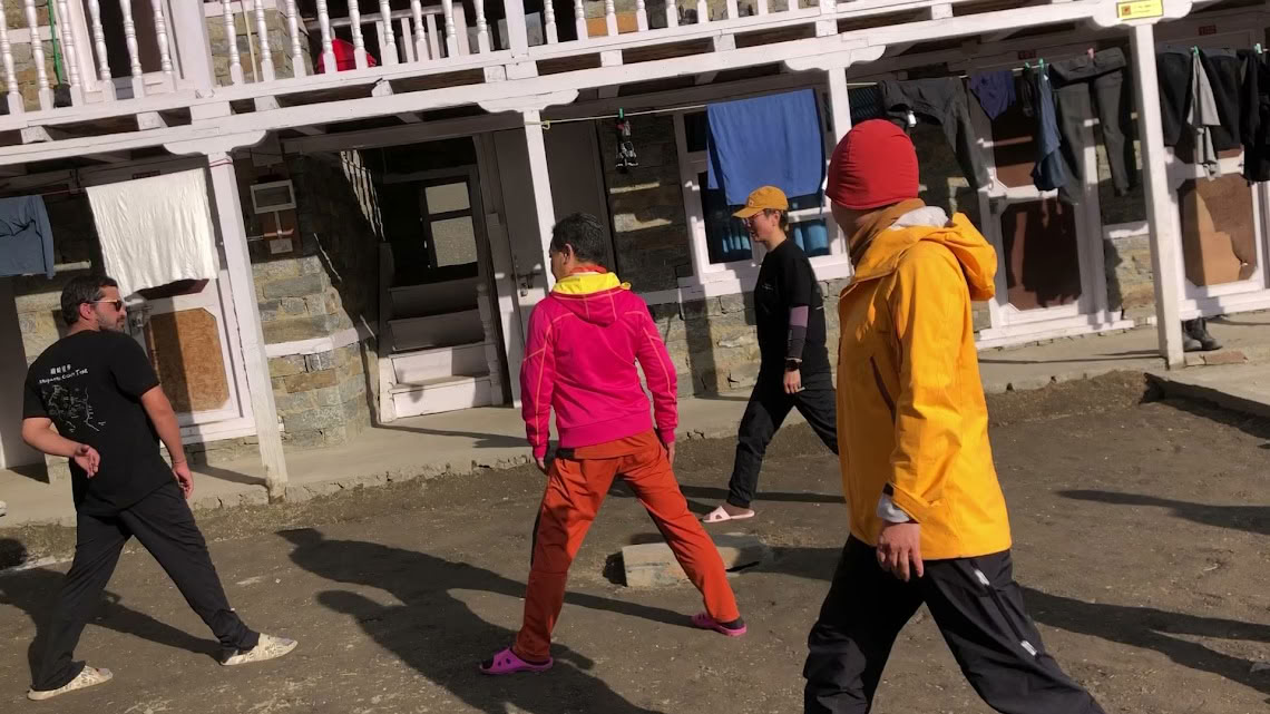 Clase de hatha yoga en Pokhara