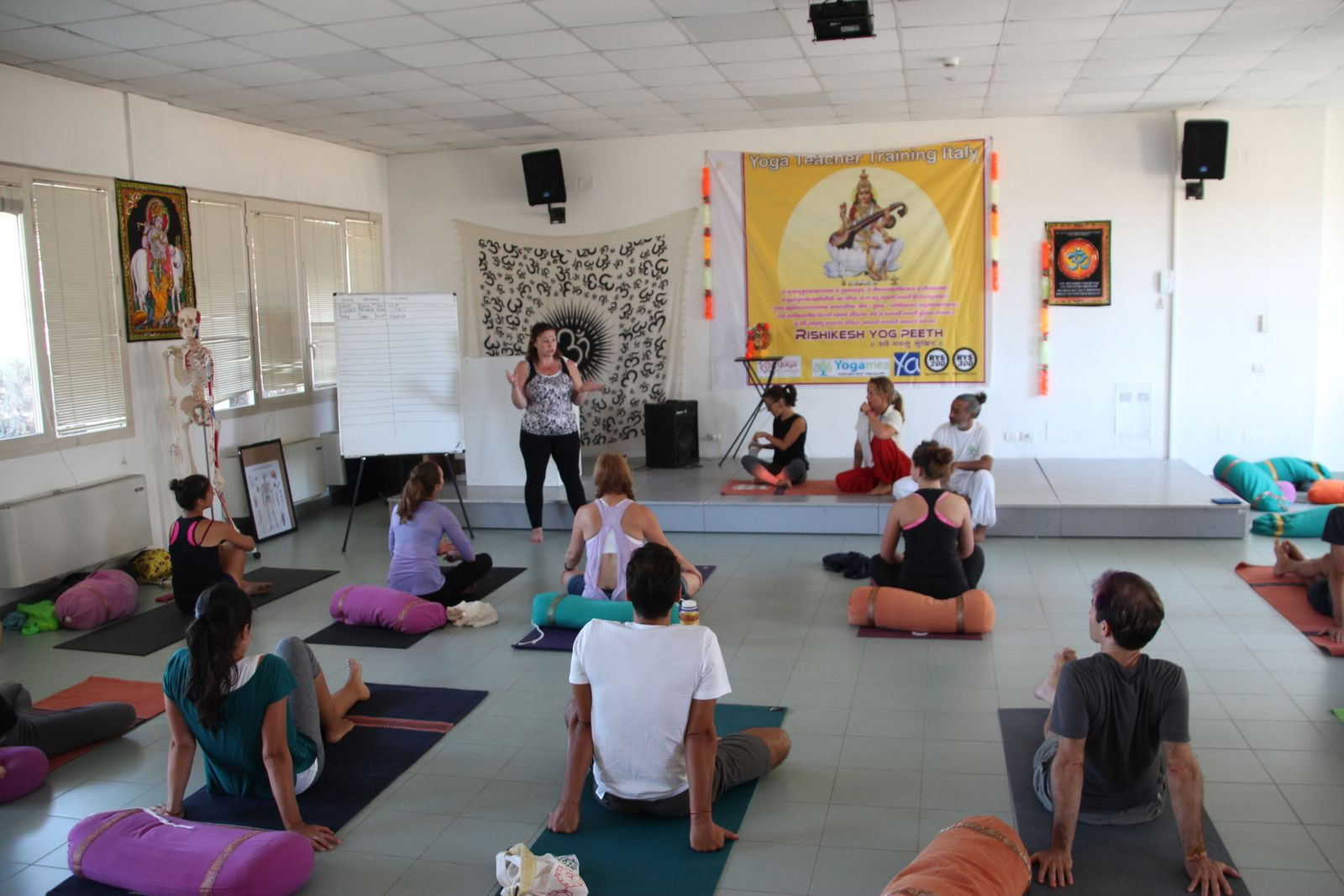 Formación híbrida de profesores de yoga de 200 horas