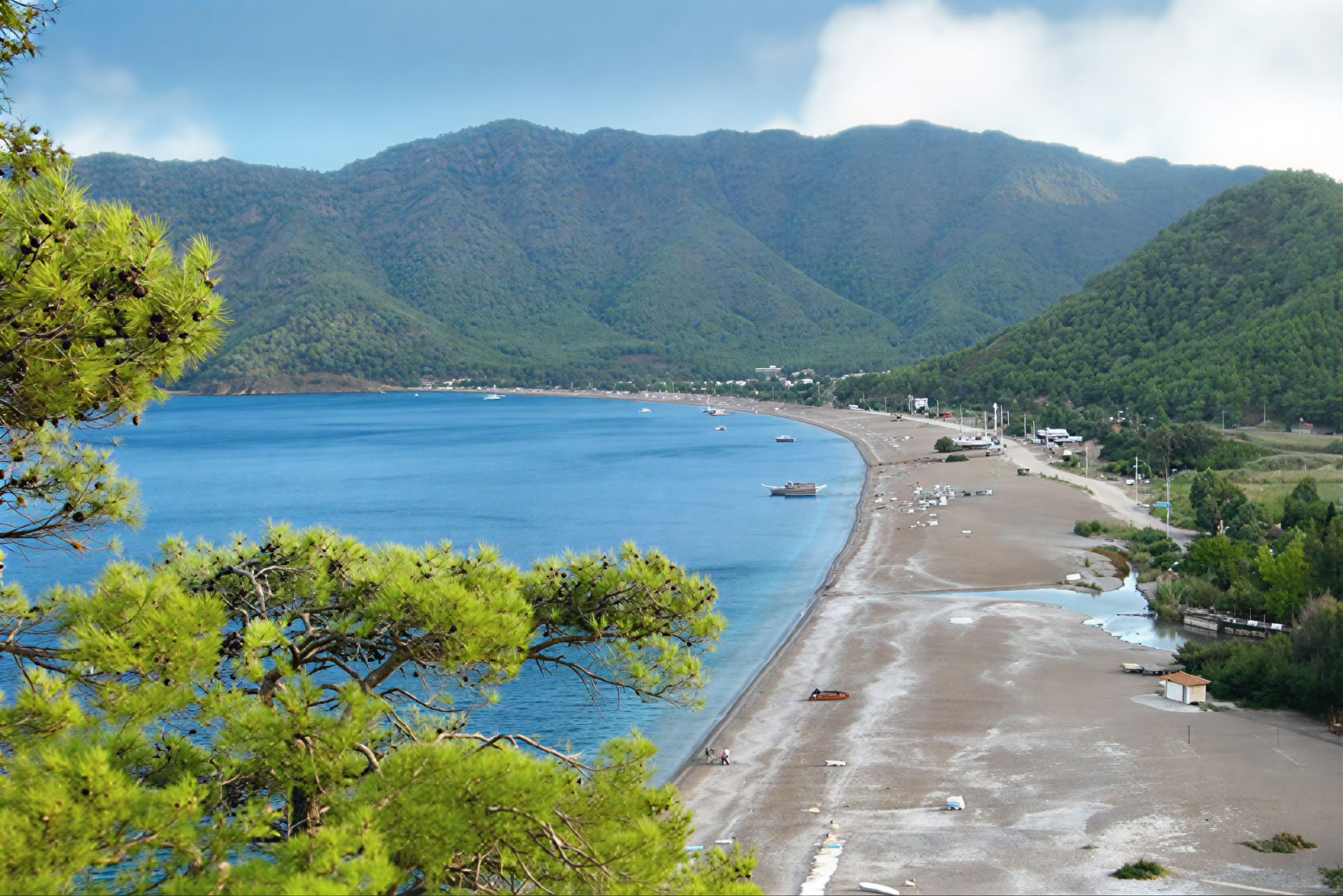 Retiro de yoga junto al lago con vistas a la montaña