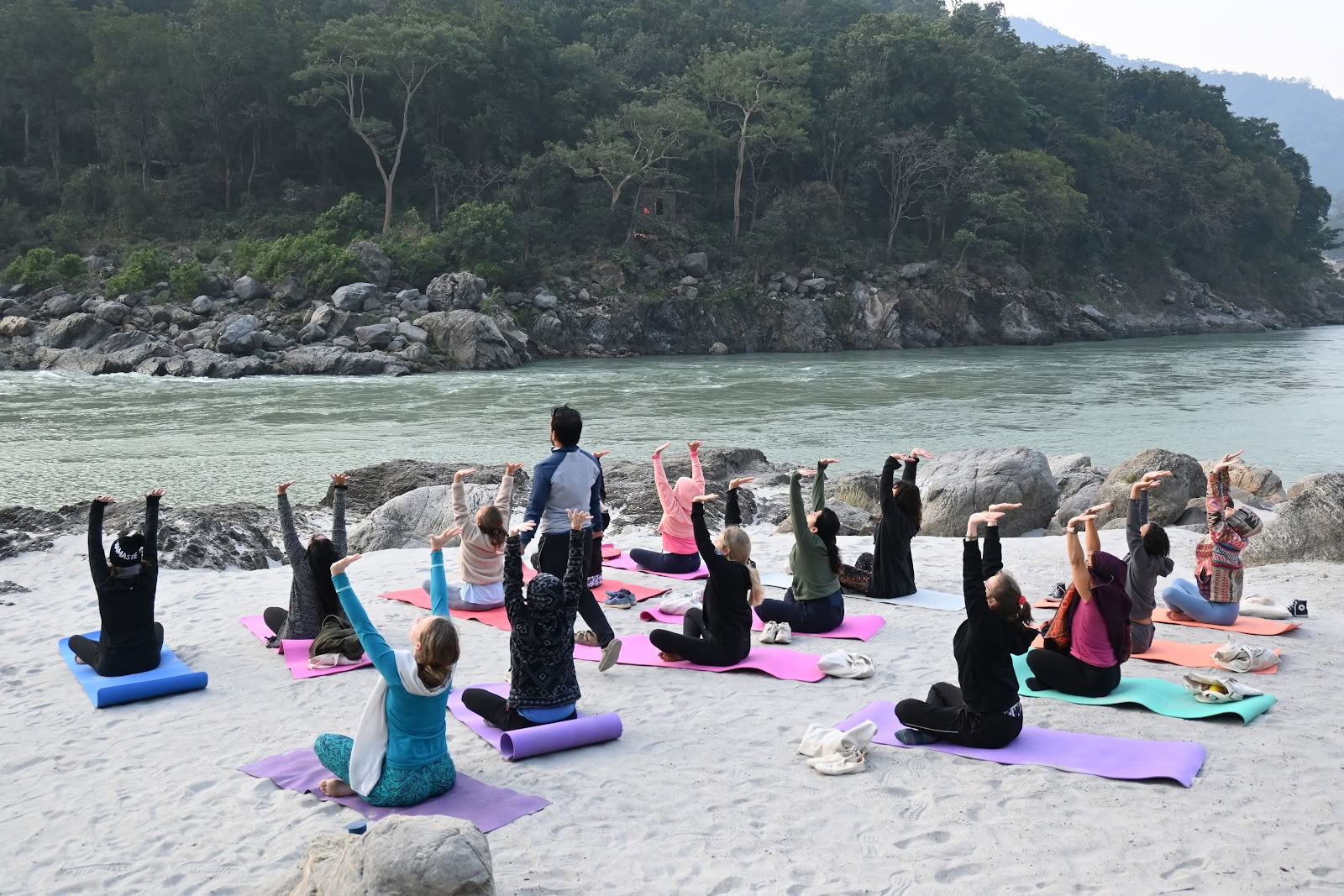 Jiva Yoga Academy - Formación de profesores de yoga de 200 horas y 300 horas en Rishikesh, India