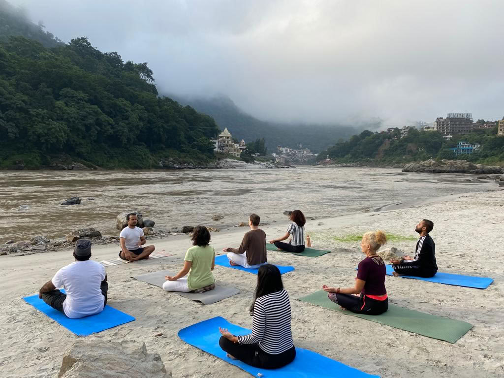Jiva Yoga Academy - Formación de profesores de yoga de 200 horas y 300 horas en Rishikesh, India