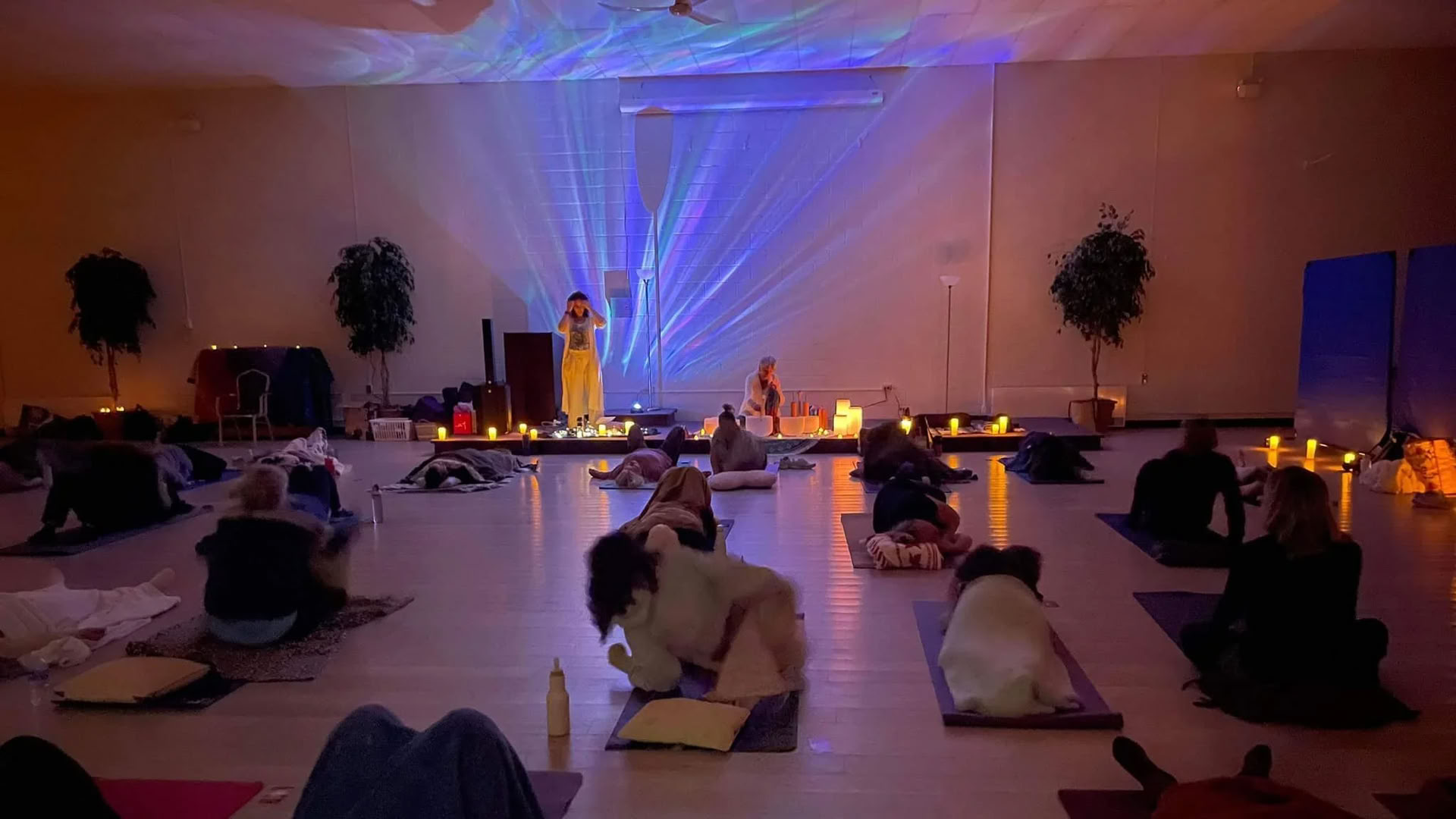 Reiki sobre la roca, maestro/a de Reiki, maestro/a de Reiki