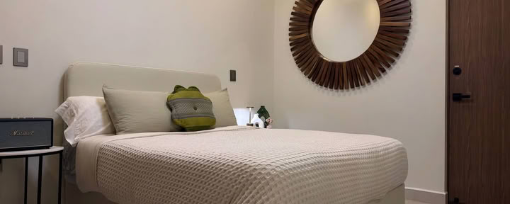 Cama y baño para huéspedes