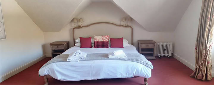Dormitorio principal con baño privado y bañera y ducha, vista a la montaña (planta alta)