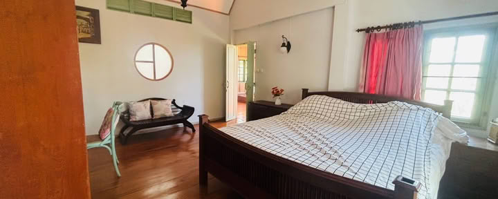 Dormitorio compartido con baño compartido