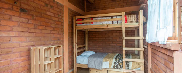 Habitación sencilla en el primer piso con terraza compartida y baño compartido