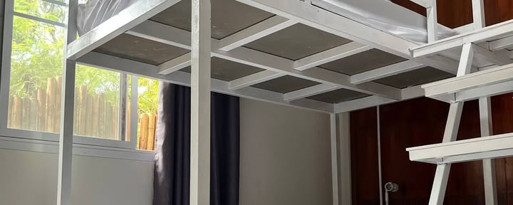 Cama individual en habitación con aire acondicionado en albergue